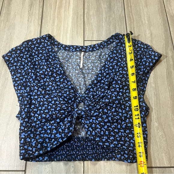 FREE PEOPLE Havana Honey V-Neck Woven Crop Top in Heart Print Blue Sz Large - Picture 3 of 6